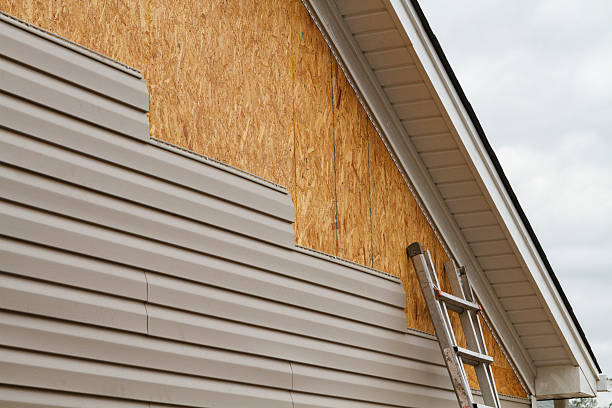 Professional Fiber Cement Siding technician working in Farmington, IL